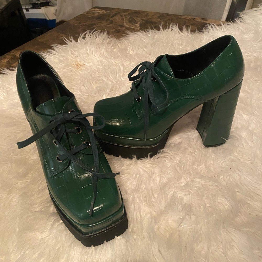 Green Vegan Leather platform Shoes. NWOT